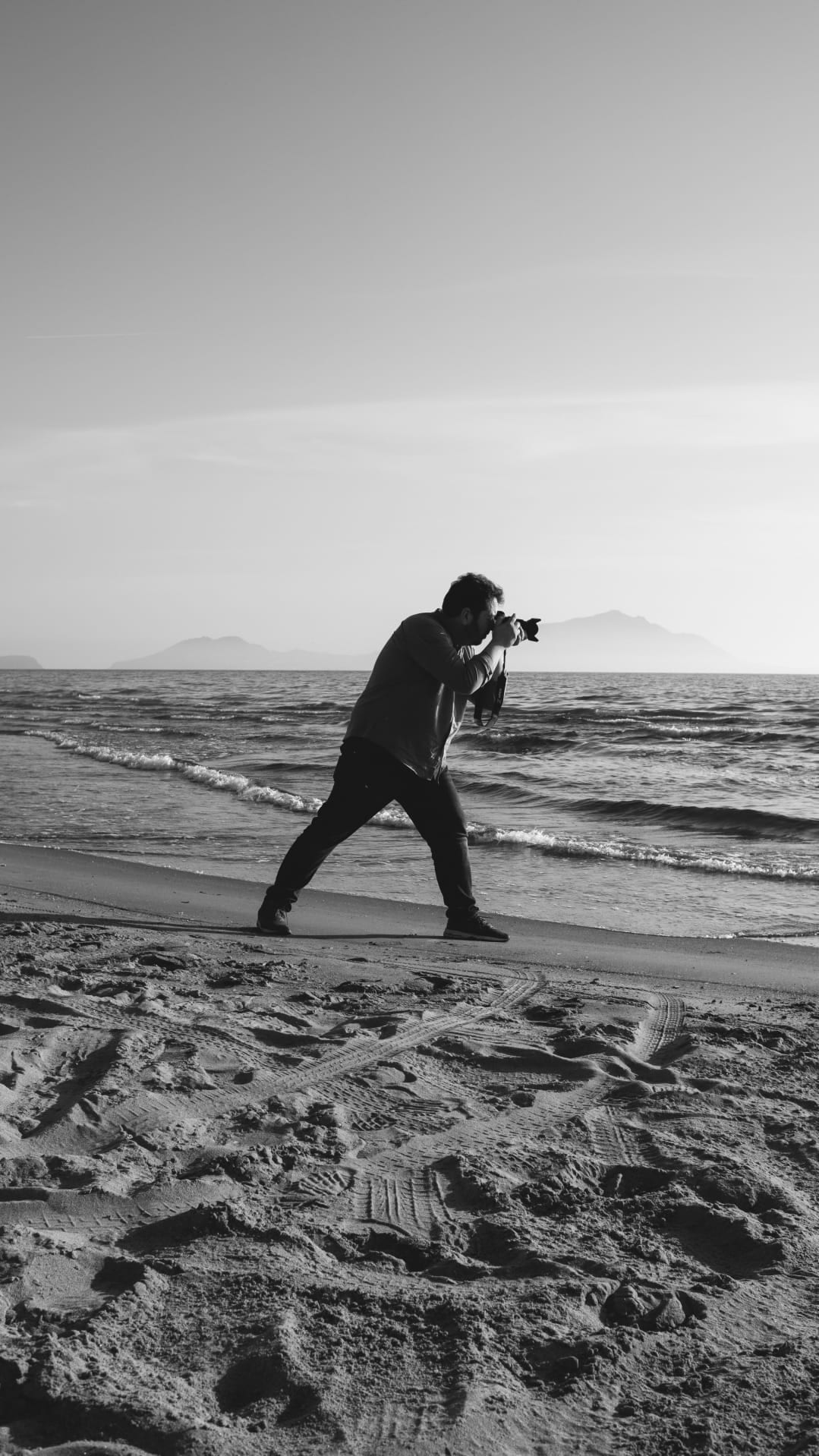 Angelo Greco fotografa sulla spiaggia